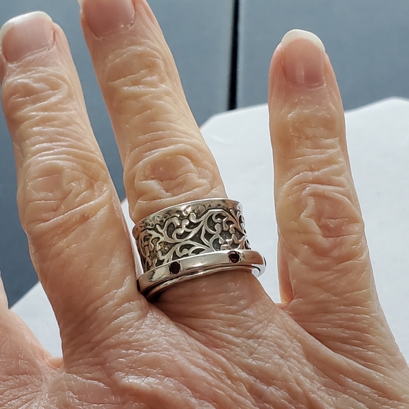 Didae Sterling Spinner Band Ring with Garnets Size 7 ⬇️PRICE DROP⬇️ - Picture 13 of 16